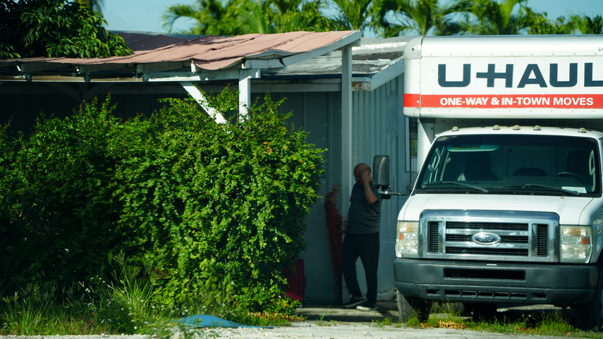 Una familia se marcha del parque de casas móviles de Sweetwater.