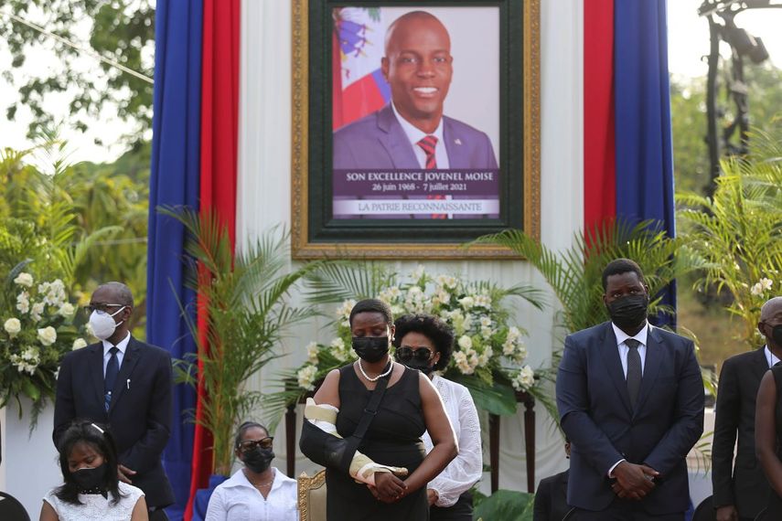 La primera dama Martine Moïse, al centro, asiste a una ceremonia conmemorativa en honor de su esposo fallecido, el presidente Jovenel Moïse, en el Museo Nacional Pantheon el 21 de julio de 2021, en Puerto Príncipe, Haití.