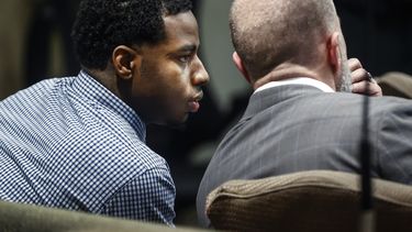 El acusado Justin Johnson, izquierda, aparece ante el tribunal mientras comienza el juicio por asesinato del rapero Young Dolph en Memphis, Tennessee, el lunes 23 de septiembre de 2024.