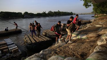 Migrantes guatemaltecos desembarcan de una balsa en Ciudad Hidalgo, México, 18 de junio de 2019.&nbsp;