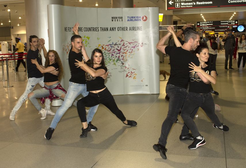 Bailarines de Tango Lovers llevan la danza al aeropuerto internacional de Miami.&nbsp;