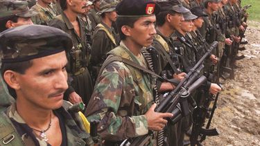 Fotografía de abril del año 2000 que muestra a un grupo de guerrilleros de las FARC en Colombia.