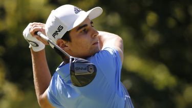 El chileno Joaqu&iacute;n Niemann observa su tiro de salida del segundo hoyo en la segunda ronda del torneo de golf A Military Tribute at The Greenbrier, en White Sulphur Springs, Virginia Occidental, el domingo 15 de septiembre de 2019.&nbsp;