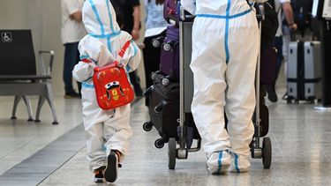 Viajeros en un aeropuerto de China ante el anuncio&nbsp; de nueva cepa Omicron.