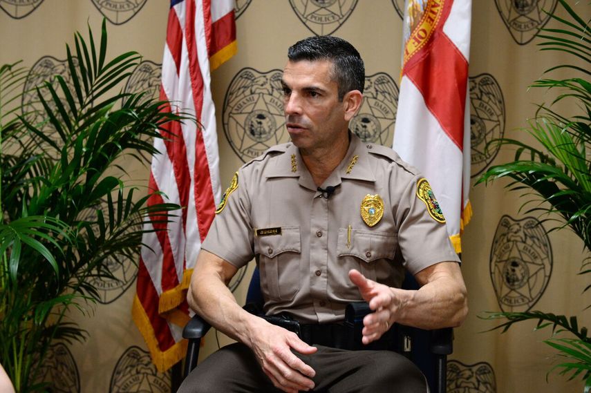 El director de la policia del condado Miami-Dade recibe los poderes del alcalde, quien en este momento ejerce como alguacil.&nbsp;