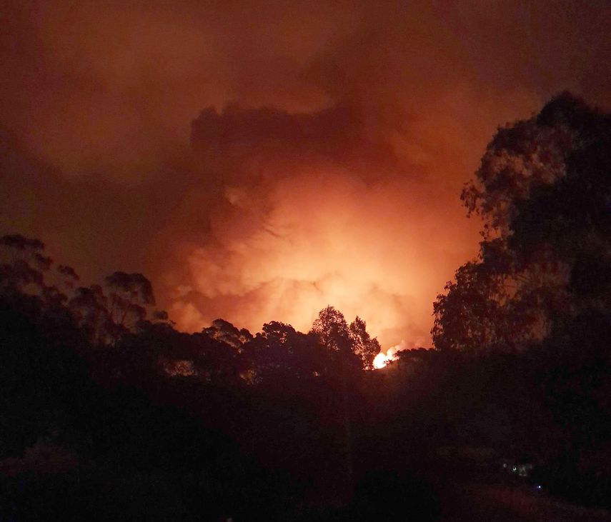 Foto del 31 de diciembre del 2019 suministrada por la residente Siobhan Threlfall que muestra las llamas que se acercan a Nerrigundah, una de las localidades m&aacute;s golpeadas por los incendios forestales de Australia.&nbsp;