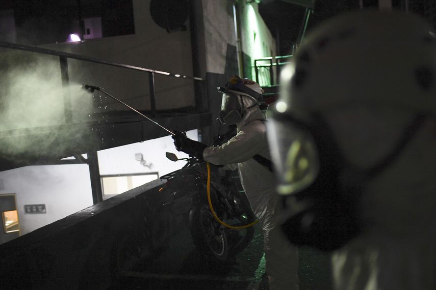 Trabajadores de la ciudad roc&iacute;an desinfectante como medida preventiva contra la propagaci&oacute;n del nuevo coronavirus en Caracas, Venezuela, el domingo 22 de marzo de 2020.