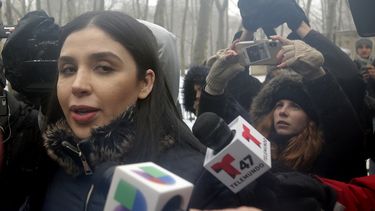 &nbsp;En esta fotografía de archivo del 12 de febrero de 2019, Emma Coronel Aispuro, esposa de Joaquín El Chapo Guzmán, sale de la corte federal en Nueva York.&nbsp;