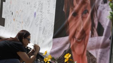 Catalina Ochoa visita un monumento en memoria de Nancy Guthrie frente a la estación de noticias KVOA el 3 de marzo de 2026 en Tucson, Arizona.