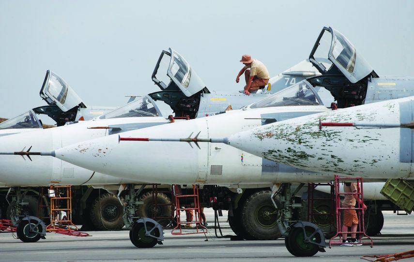 Técnicos rusos dan mantenimiento a un bombardero, en una base aérea de Hmeimym, en la provincia de Latakia que sirve como base de operaciones de la Fuerza Aérea rusa en Siria.