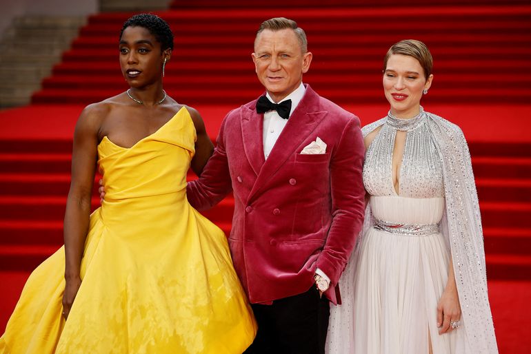 La actriz inglesa Lashana Lynch (L), el actor inglés Daniel Craig (C) y la actriz francesa Lea Seydoux posan en la alfombra roja después de llegar para asistir al estreno mundial de la película de James Bond 007 "No Time to Die" en el Royal Albert Hall de West London el 28 de septiembre de 2021.
