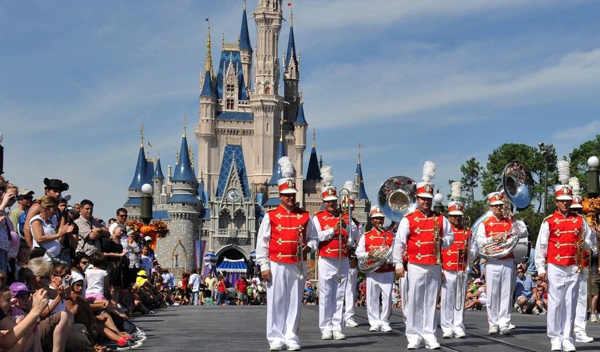 Fotografía de archivo de una banda de música que desfila por el parque temático Magic Kingdom de Walt Disney World en Lake Buena Vista, Florida.