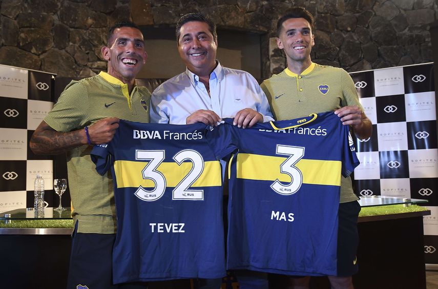 Los refuerzos de Boca Juniors Carlos Tévez (izquierda) y Emmanuel Mas (derecha) posan con el presidente del club, Daniel Angelici (centro).&nbsp;&nbsp;