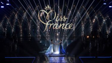 Miss Martinica Floriane Bascou y Miss Ile-de-France Diane Leyre esperan el resultado de la recién elegida Miss Francia 2022 durante el concurso de belleza, en Caen el 11 de diciembre de 2021.
