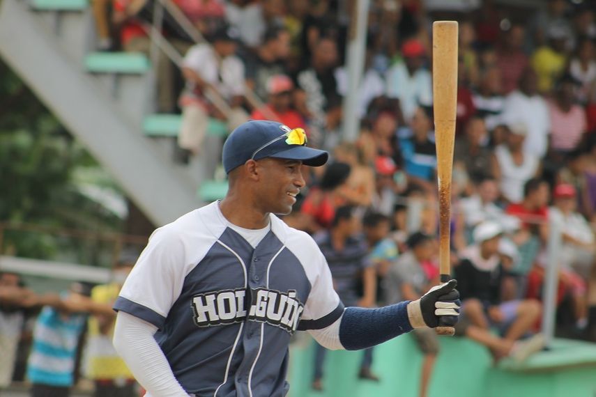 Maikel Cáceres fue contratado por los Bravos de Margarita