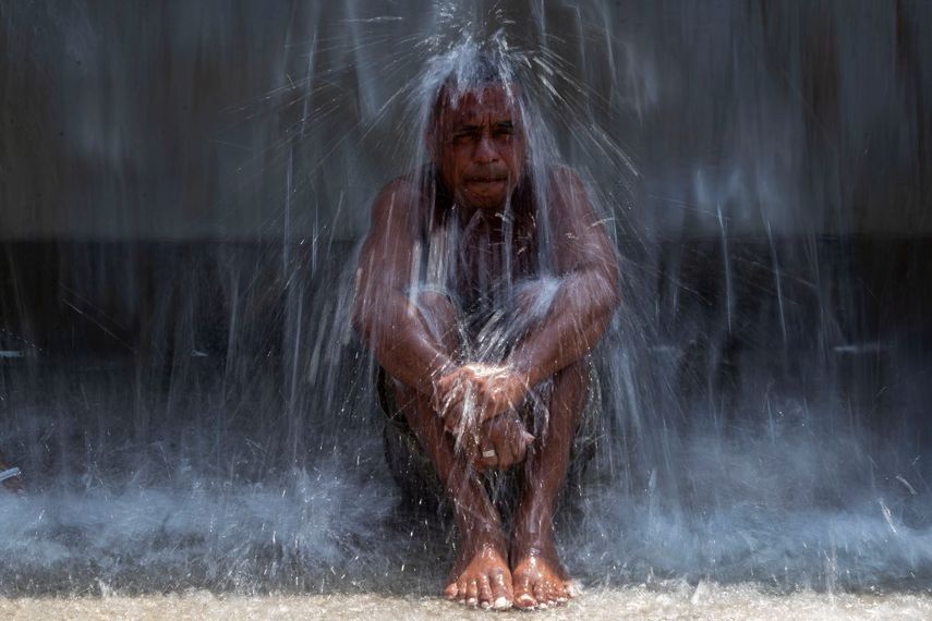 Un hombre se refresca bajo una fuente de agua en el Parque Madureira en medio de una ola de calor, el miércoles 15 de noviembre de 2023, en Río de Janeiro, Brasil.&nbsp;