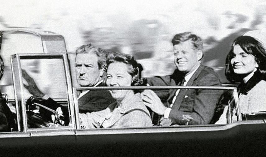 El presidente John F. Kennedy minutos antes de recibir los disparos mortales.