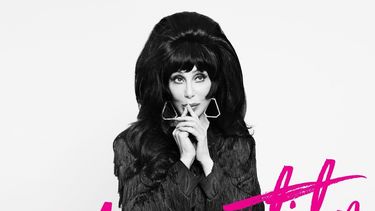 Cher versiona a ABBA en apoyo a UNICEF cantando Chiquitita en español. 