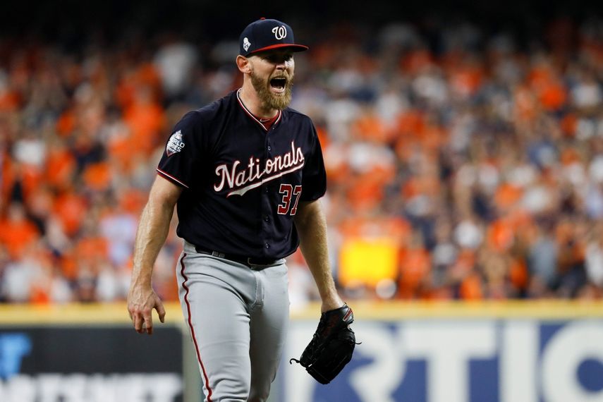 Stephen Strasburg, abridor de los Nacionales de Washington, festeja luego de sacar un out en el segundo juego de la Serie Mundial ante los Astros de Houston, el miércoles 23 de octubre de 2019