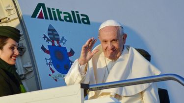El&nbsp;papa&nbsp;Francisco sube a bordo de un avión en el aeropuerto Fiumicino en Roma, Italia, desde donde emprendió su viaje a Chile este 15 de enero de 2018.&nbsp;