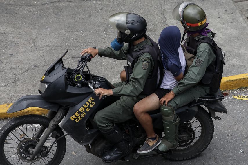 Según la ONG Foro Penal Venezolano, en el contexto de las  protestas se detuvo a 5.341 personas, de las cuales se  juzgó a 822 y a 726 de ellas -que eran civiles- se les sometió a  jurisdicción militar y se les acusó de delitos militares por  manifestarse contra el régimen.