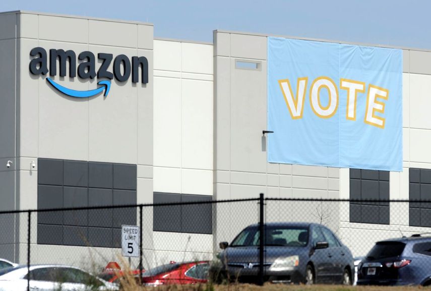Una pancarta exhorta a los trabajadores a votar en el proceso por la creación de un sindicato, en el almacén de Amazon en Bessemer, Alabama.