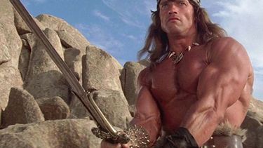 La relación entre Schwarzenegger y Milius se remonta a principios de los 80, cuando el cineasta le dio la oportunidad de protagonizar Conan, el Bárbaro en 1982, que Milius co-dirigió y escribió junto a Oliver Stone.