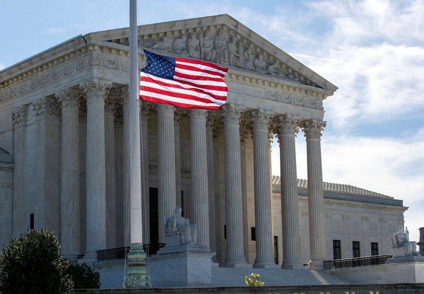 La bandera de EE. UU. ondea a media asta fuera de la Corte Suprema en memoria de la jueza Ruth Bader Ginsburg, en Washington, DC, el 19 de septiembre de 2020.