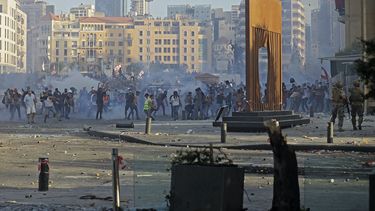 Manifestantes&nbsp;en el L&iacute;bano chocan con las fuerzas de seguridad en el centro de Beirut el 8 de agosto de 2020, luego de una manifestaci&oacute;n contra un liderazgo pol&iacute;tico al que culpan por una explosi&oacute;n monstruosa que mat&oacute; a m&aacute;s de 150 personas y desfigur&oacute; la capital Beirut.