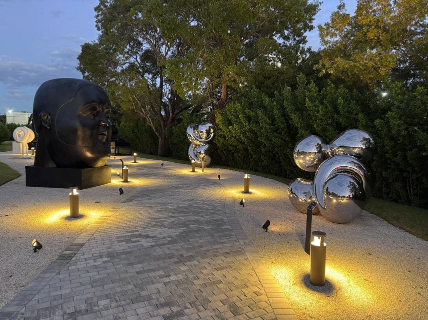 Desde esta vista general del parque, se puede observar la armoniosa convivencia entre las figuras volumétricas de Botero y otros artistas que exponen sus obras.