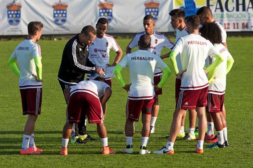 Dudamel conversa con los jugadores durante el entrenamiento del combinado venezolano realizado en Rivadumia. (EFE)