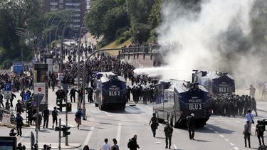 La policía alemana emplea cañones de agua para dispersar a cientos de manifestantes que protestan contra la cumbre del&nbsp;G20&nbsp;celebrada en Hamburgo.&nbsp;