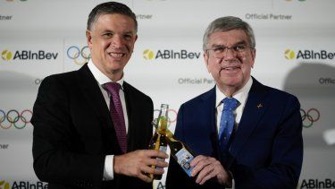 El director ejecutivo de Anheuser-Busch InBev, Michel Doukeris, y el presidente del COI, Thomas Bach, en conferencia de prensa en Londres para presentar al nuevo patrocinador, el viernes 12 de enero del 2024.