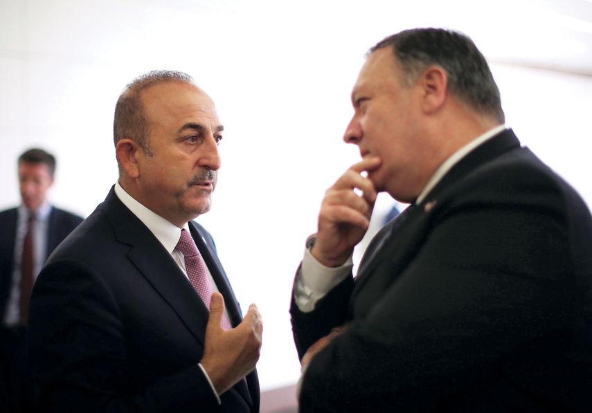 El secretario de Estado de EEUU, Mike Pompeo (der.), conversa con el ministro turco de relaciones Exteriores, Mevlut Cavusoglu (izq.), tras su reunión en&nbsp; Ankara.