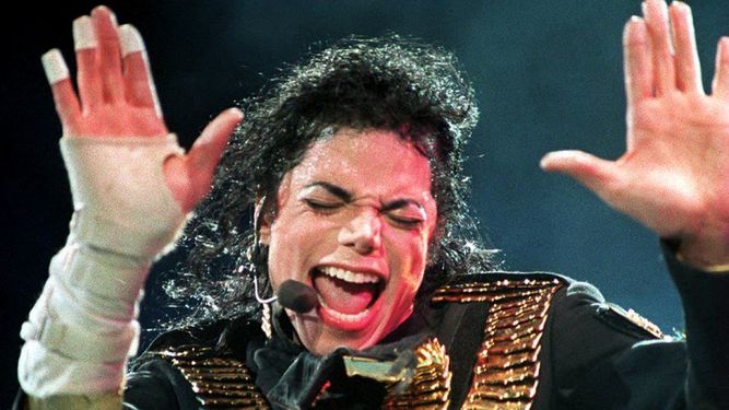 Fotografía del 1 de septiembre de 1993 tomada en Singapur que muestra al Rey del Pop Michael Jackson actuando durante su gira Dangerous.