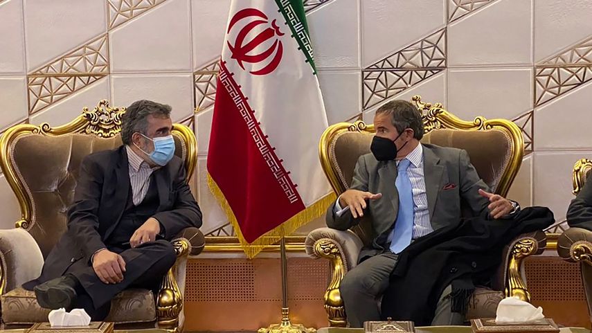 El director General del Organismo Internacional de la Energía Atómica, OIEA, Rafael Mariano Grossi, a la derecha, habla con el número dos de la Organización iraní de la Energía Atómica, Behrouz Kamalvandi, en el aeropuerto Imán Jomeini de Teherán, Irán, el 22 de noviembre de 2021.&nbsp;