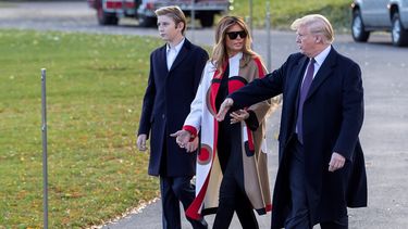 El presidente Donald Trump, la primera dama, Melania, y su hijo Barron inician su viaje a Florida para celebrar en familia el día de Acción de Gracias.
