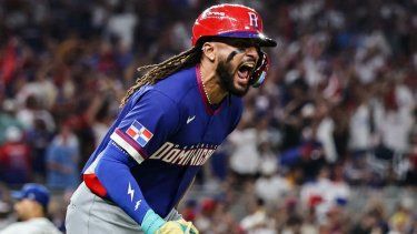 El dominicano Fernando Tatis Jr. celebra luego de conectar un jonrón en un encuentro contra Venezuela en el Clásico Mundial de Béisbol, el 11 de marzo de 2026.