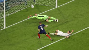 El delantero francés Karim Benzema remata el balón, pero el VAR descarta el gol por fuera de juego&nbsp;