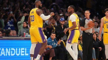 El alero de los Lakers de Los Ángeles, LeBron James (23), y el escolta Bronny James (9) en cancha durante la primera mitad del juego de la NBA ante los Timberwolves de Minnesota, el martes 22 de octubre de 2024, en Los Ángeles.