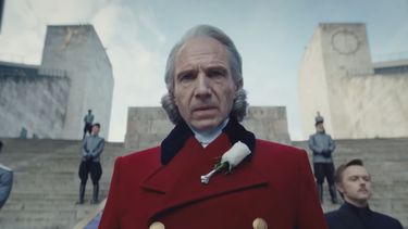 Ralph Fiennes da vida al presidente Coriolanus Snow en la película&nbsp;Sunrise of the Reaping.