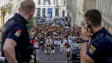 Policías austríacos observan a admiradores de Taylor Swift reunidos en el centro de la ciudad en Viena, el jueves 8 de agosto de 2024.&nbsp;