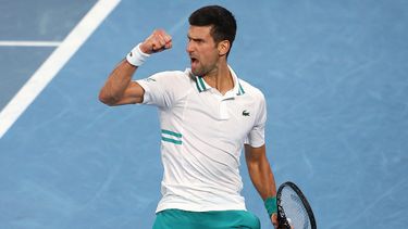 El serbio Novak Djokovic reacciona mientras juega contra el ruso Aslan Karatsev durante el partido de semifinales de individuales masculinos en el día once del torneo de tenis del Abierto de Australia en Melbourne el 18 de febrero de 2021.