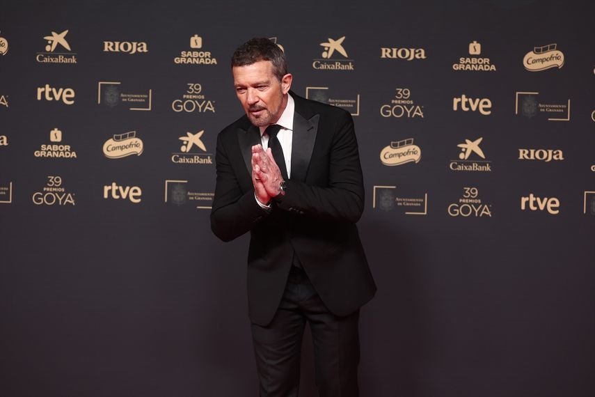 El actor Antonio Banderas posa en la alfombra roja de la 39º edición de los Premios Goya, en el Palacio de Exposiciones y Congresos de Granada, el 8 de febrero de 2025, en Granada, Andalucía (España).