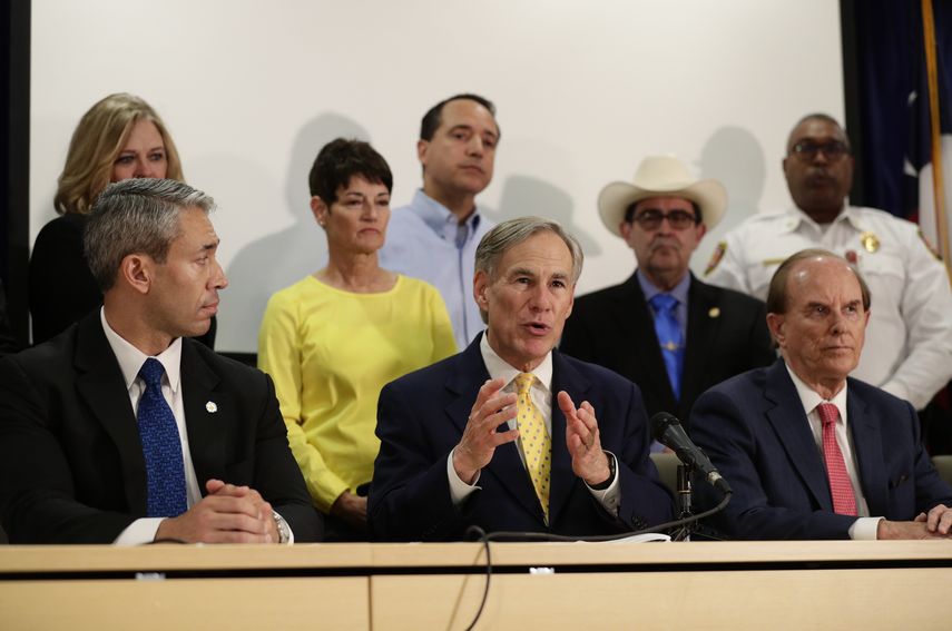 El gobernador de Texas Greg Abbott (centro) con otros funcionarios en San Antonio el 16 de marzo del 2020.&nbsp;