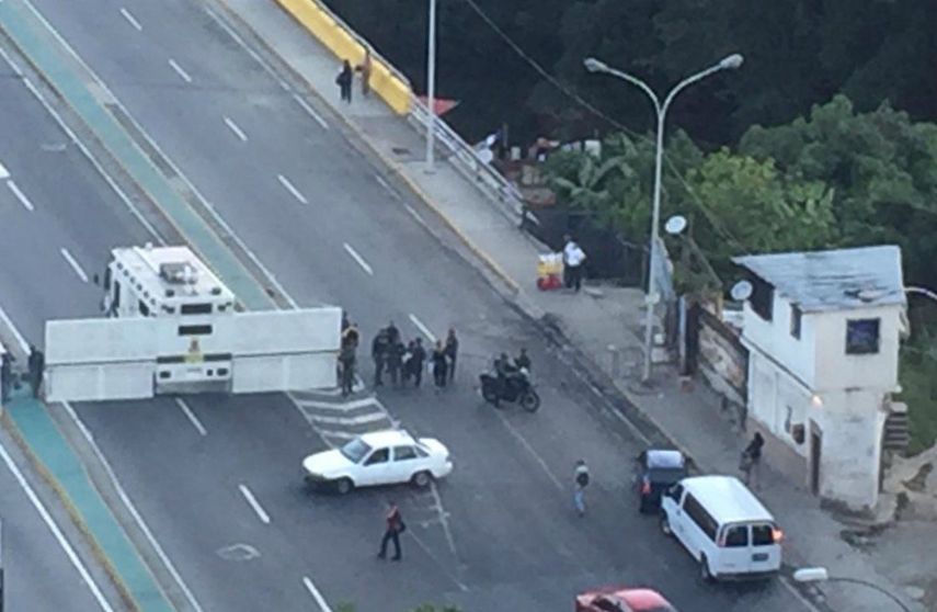 Tanquetas tipo murciélago de la Guardia Nacional Bolivariana (GNB) bloquean el tránsito en la avenida Baralt hacía la sede principal del Tribunal Supremo de Justicia en Caracas.