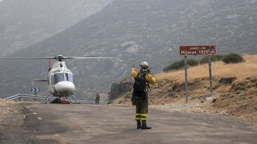 Un helicóptero trabaja en las labores de extinción, a 27 de julio de 2026, en Mijares, Ávila, Castilla y León (España). El incendio forestal de Burgohondo (Ávila) ha calcinado 55000 hectáreas convirtiéndose en el mayor incendio registrado en España. Actualmente, las labores del operativo se centran en dos zonas activas que preocupan a los efectivos: el puerto de Mijares y el entorno del municipio de&nbsp;leer más&nbsp;Casillas. &nbsp; &nbsp;