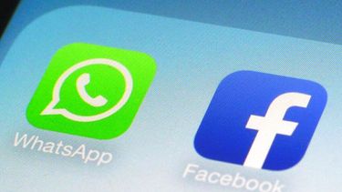 Los íconos de las aplicaciones de WhatsApp y Facebook en un teléfono inteligente.