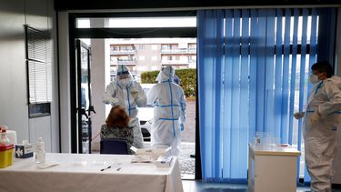 Personal médico realiza pruebas diagnósticas de COVID-19 en un consultorio de medicina familiar en Roma, el jueves 19 de noviembre de 2020..