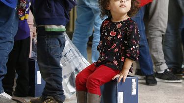Familias&nbsp;migrantes&nbsp;son procesadas en la Estación Central de Autobuses antes de ser trasladadas a Caridades Católicas.